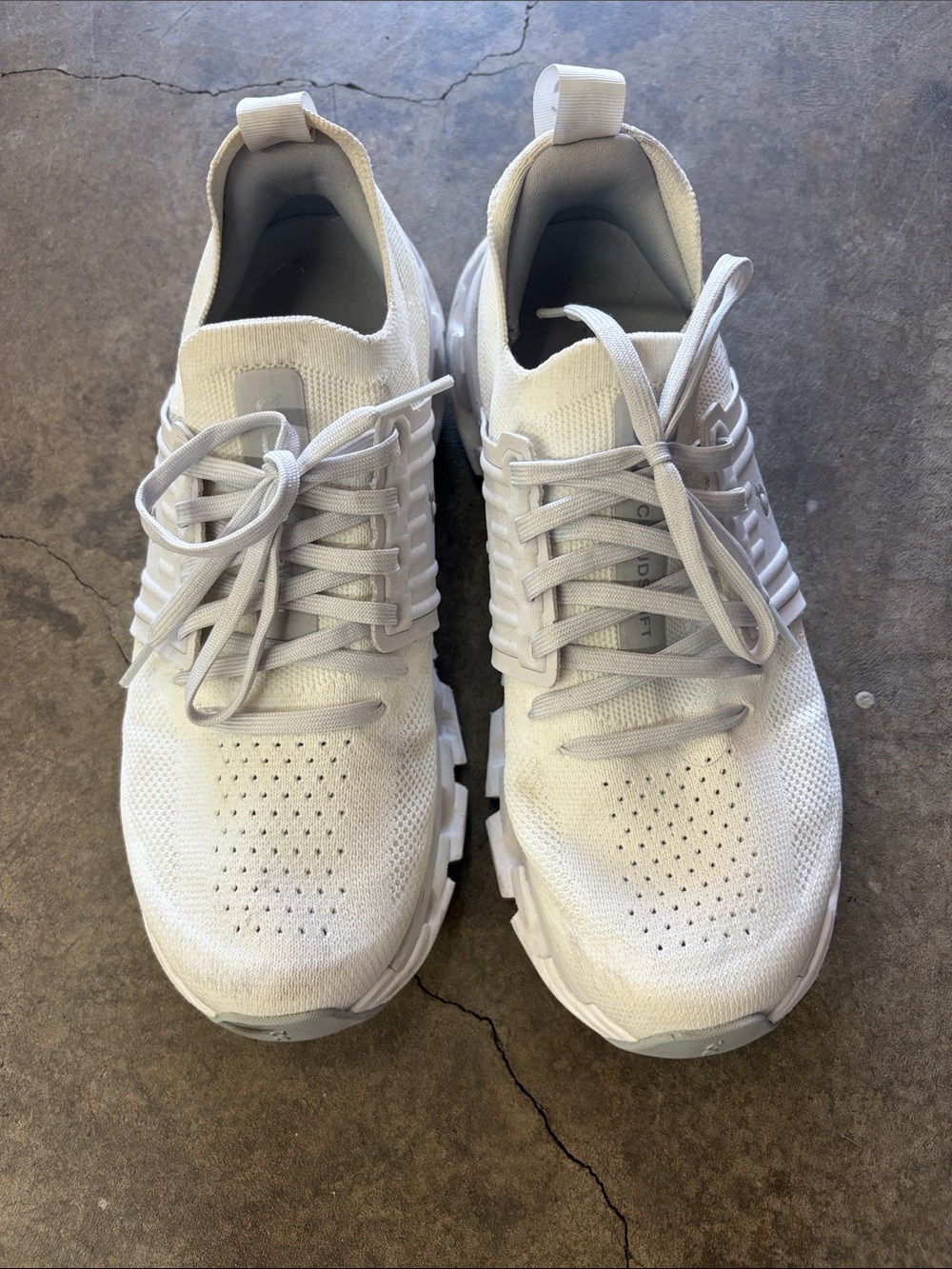 Women’s On Cloud white sneakers